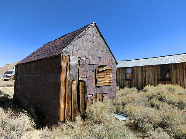 istock Vintage old abandoned shack with rusty siding in Bodie, California 529115938