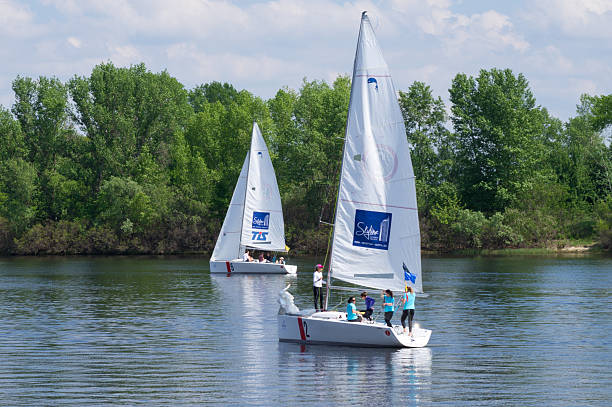 żeglarstwo konkurencji - regatta sports race sailing nautical vessel zdjęcia i obrazy z banku zdjęć