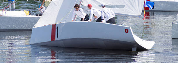 praca zespołowa w żeglarstwo - regatta sports race sailing nautical vessel zdjęcia i obrazy z banku zdjęć