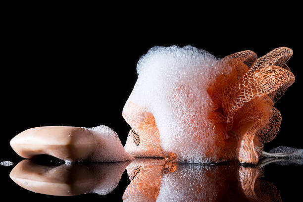 orange de mer du corps avec de la mousse de savon avec réflexion isolé - soap sud water froth bubble photos et images de collection