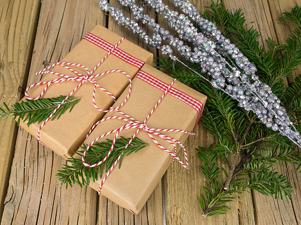cadeia e papel pardo as parcelas com decoração de natal - string package brown paper imagens e fotografias de stock