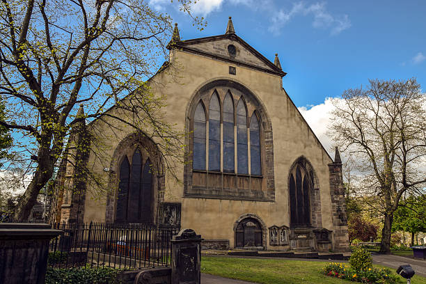 грейфрайарс кирк, старый город, эдинбург - greyfriars church стоковые фото и изображения