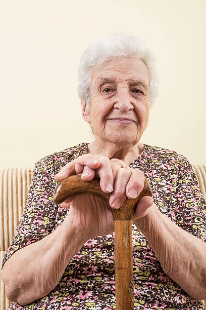 シニア木製の杖を持つ女性 - human hand aging process senior adult cane ストックフォトと画像