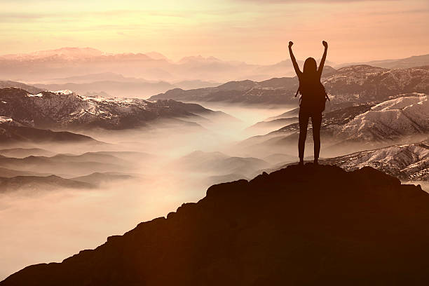 silhouette d " une femme au coucher de soleil sur la colline - mountain women victory winning photos et images de collection