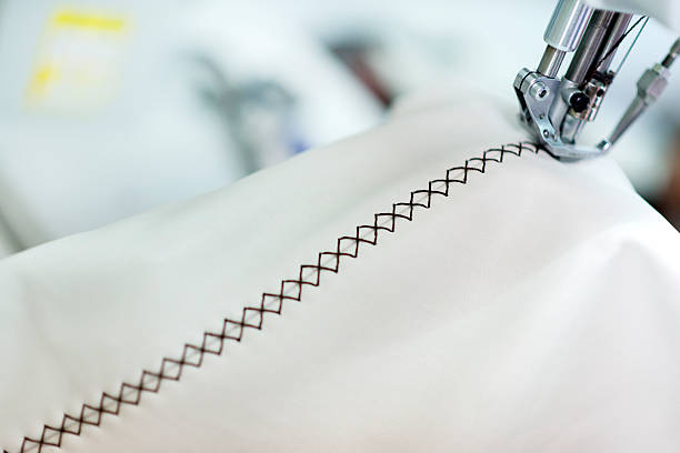 grande plano vista de máquina de costura com calcador pé - seam macro rough striped imagens e fotografias de stock
