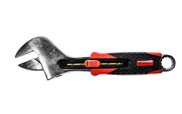 vieux clé clé seul sur fond blanc - adjustable wrench wrench clipping path red photos et images de collection