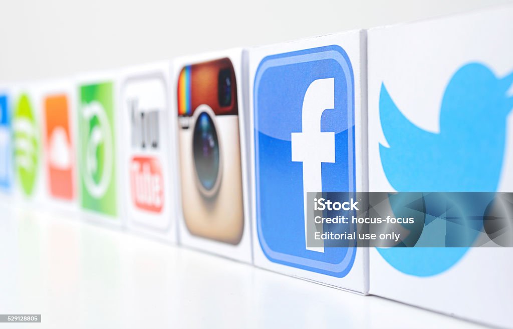 Social media icons İstanbul, Turkey - December 17, 2014: Paper cubes with Popular social media services icons, including Facebook, Instagram, Youtube, Twitter on a white background. Marketing Stock Photo