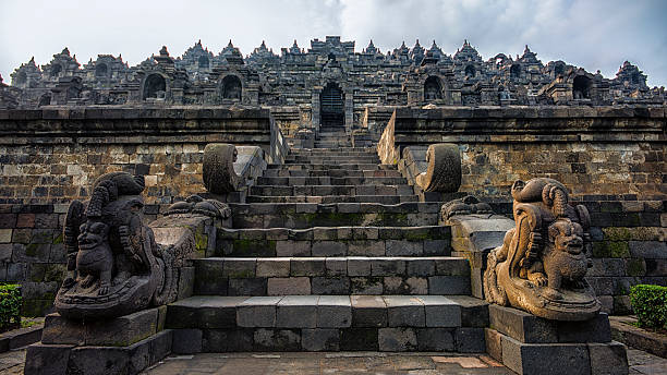 temple borobudur de java - borobudur ruins photos et images de collection