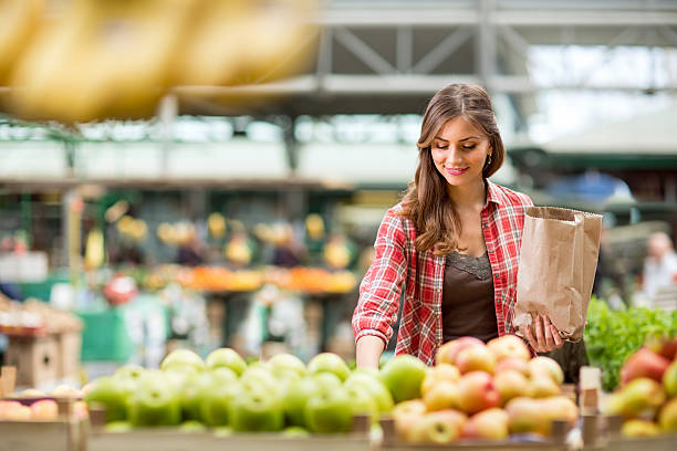 mujer compras compras en el mercado - mercado fotografías e imágenes de stock