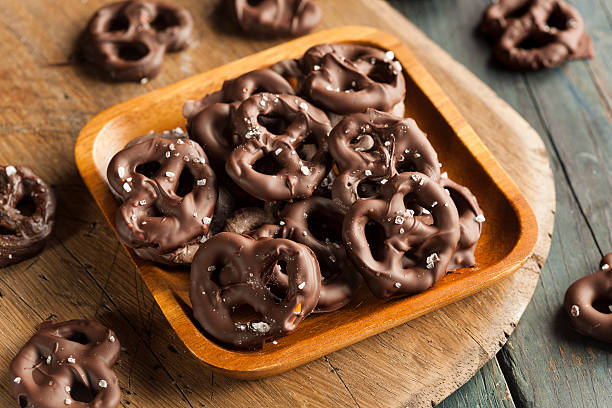 pretzel ricoperti di cioccolato fatti in casa - chocolate dipped foto e immagini stock