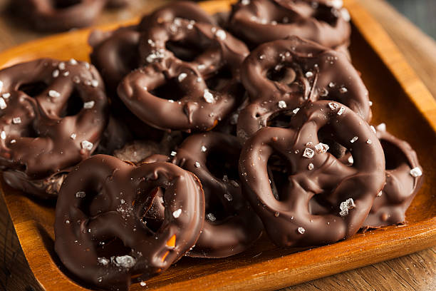 feito em casa pretzels coberto de chocolate - pretzel snack salty food imagens e fotografias de stock