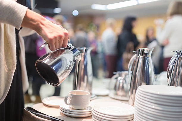 kaffeepause im business-meeting - nahrungsmittelindustrie stock-fotos und bilder