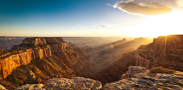 panoramablick auf den sonnenuntergang in cape royal, grand canyon nationalpark - mountain majestic park cliff stock-fotos und bilder