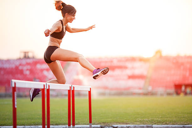 sportowiec kobieta bieg przez płotki - hurdling hurdle competition endurance zdjęcia i obrazy z banku zdjęć