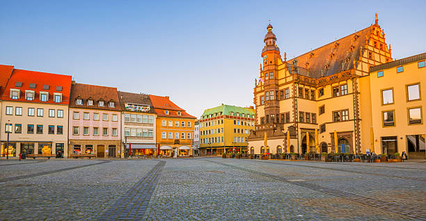 schweinfurt-municipio e la piazza del mercato - schweinfurth foto e immagini stock