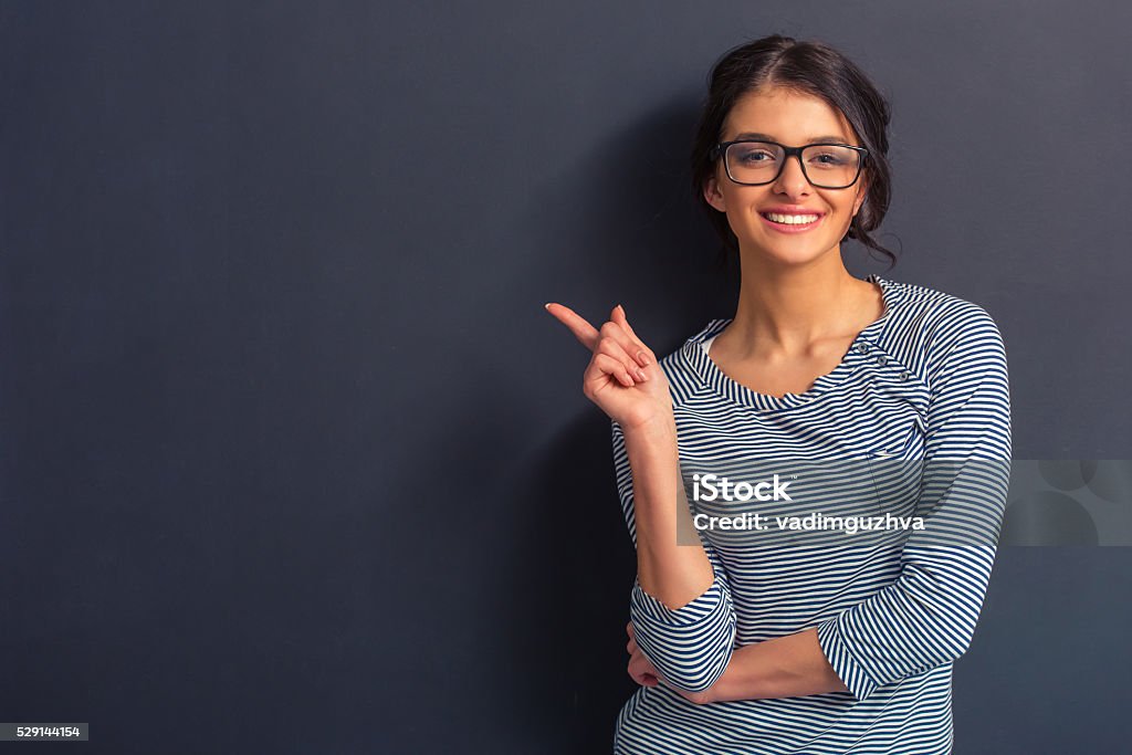 Attraktive junge Frau - Lizenzfrei Mit dem Finger zeigen Stock-Foto