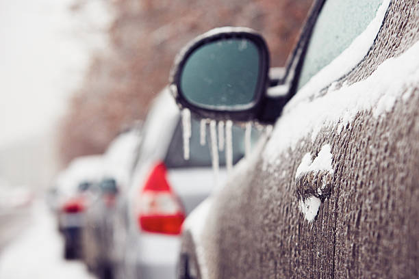 refrescante tipo lluvia - snow car winter road fotografías e imágenes de stock