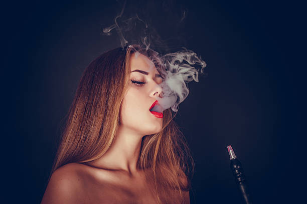 девушка. кальян - кальян стоковые фото и изображения