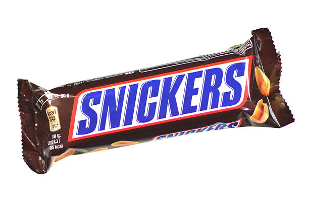 señorías barra de chocolate aislado sobre fondo blanco - snickers bar fotografías e imágenes de stock