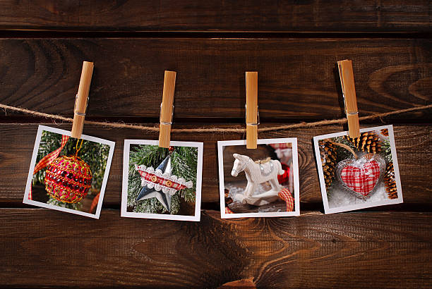 photos de noël suspendu à la corde sur fond en bois - retro christmas audio photos et images de collection