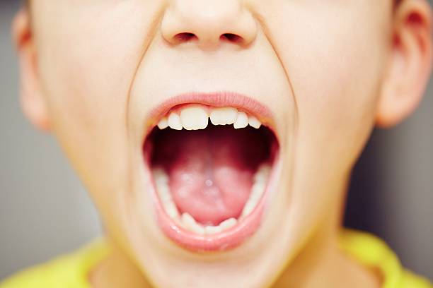 les dents - screaming little boys child human teeth photos et images de collection