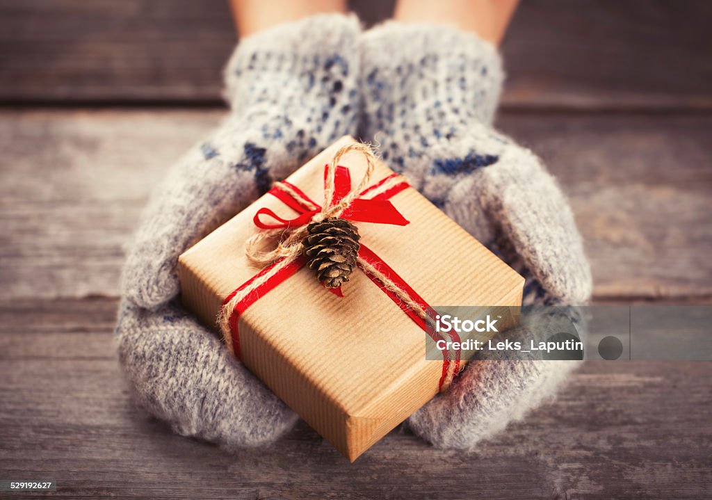 Sosteniendo una caja de regalo - Foto de stock de Entregando libre de derechos