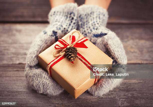 Sosteniendo Una Caja De Regalo Foto de stock y más banco de imágenes de Entregando - Entregando, Regalo, Dar