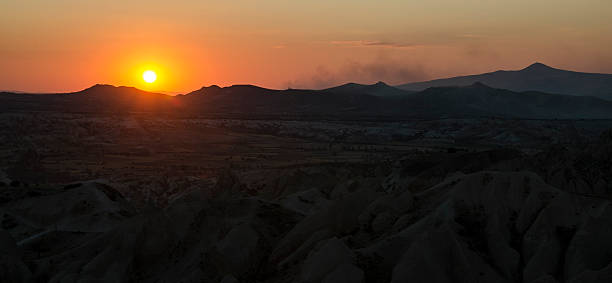 bei sonnenuntergang - fog desert arabia sunset stock-fotos und bilder