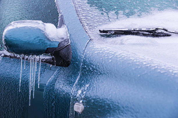 gefrorene rearview spiegel und schmeiß der auto - window frozen car cold stock-fotos und bilder