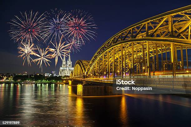 Feier Mit Feuerwerk In Köln Deutschland Stockfoto und mehr Bilder von Köln - Köln, Silvester, Rhein