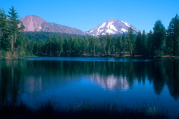 góra lassen odzwierciedlenie w manzanita lake - mt lassen zdjęcia i obrazy z banku zdjęć