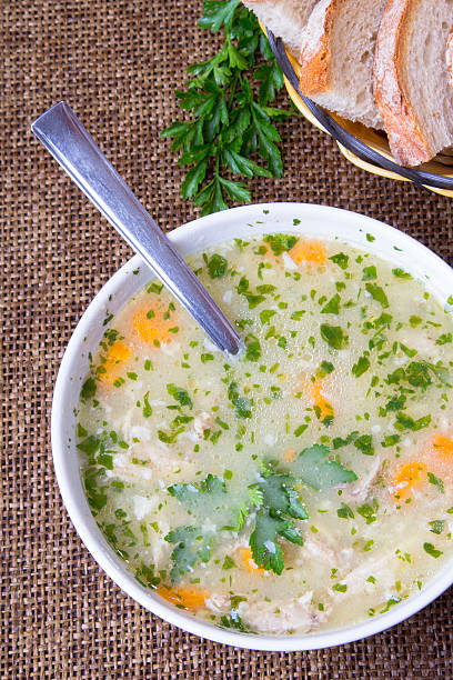 sopa de cebada tradicional en un tazón con pan blanco - vegetable barley soup fotografías e imágenes de stock