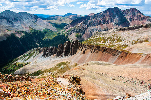 サンファンを一望する壮大な山脈 - san juan basin ストックフォトと画像