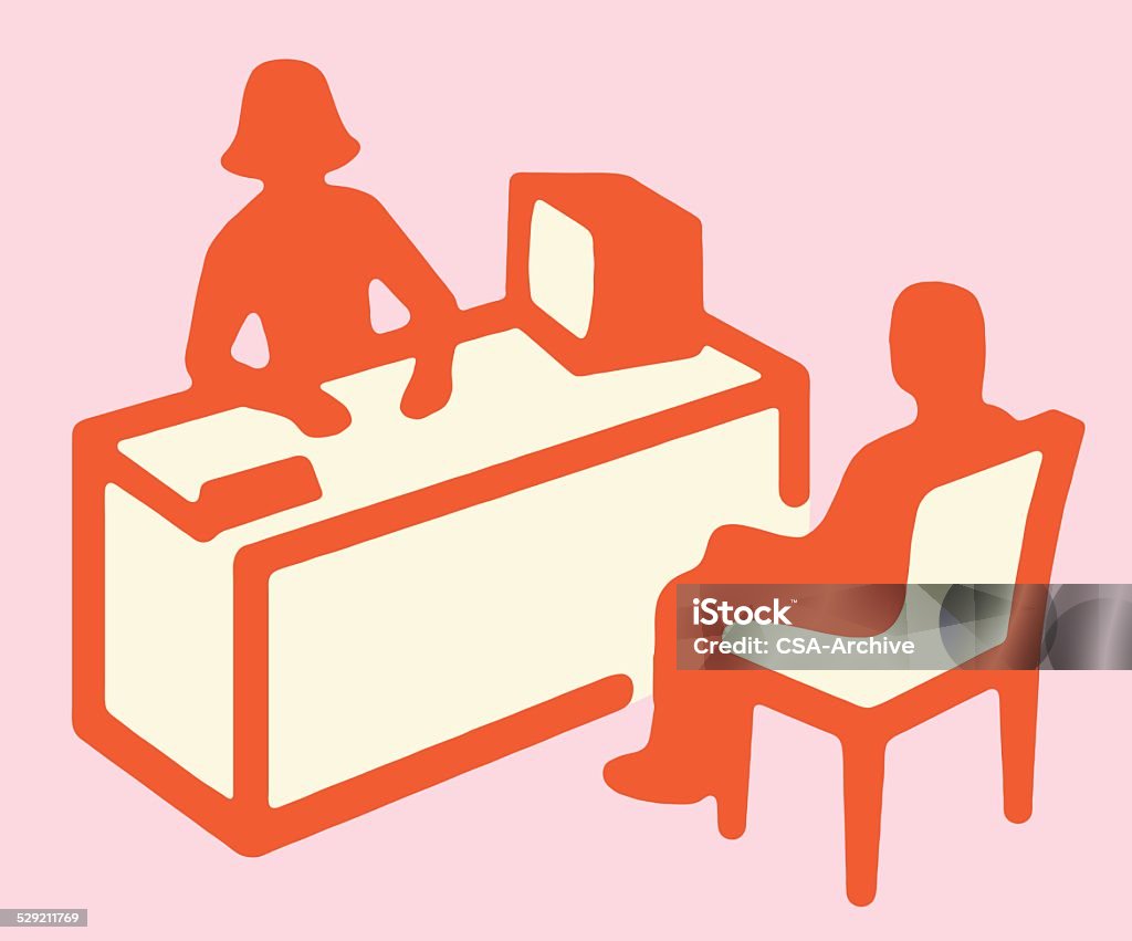 Hombre en silla ergonómica frente a la mujer detrás de escritorio - arte vectorial de Adulto libre de derechos