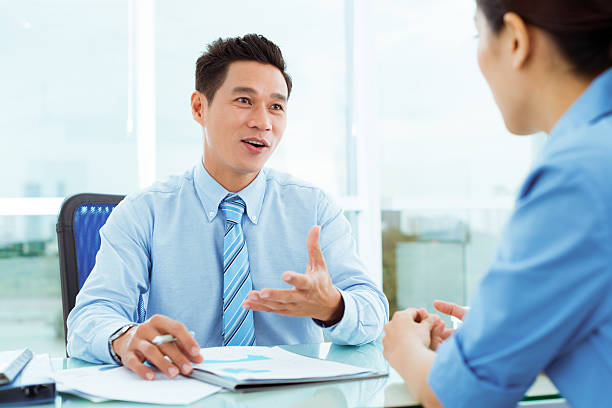 a discutir documento - gesturing interview business sitting imagens e fotografias de stock