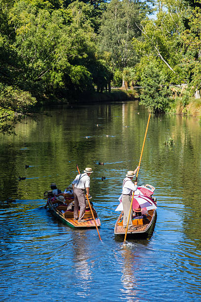 andare in barca sul fiume avon, christchurch, in nuova zelanda - canal sea journey romance foto e immagini stock