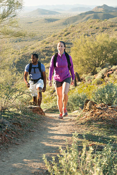 pustynia trail wędrówki - hiking young women outdoors t shirt zdjęcia i obrazy z banku zdjęć