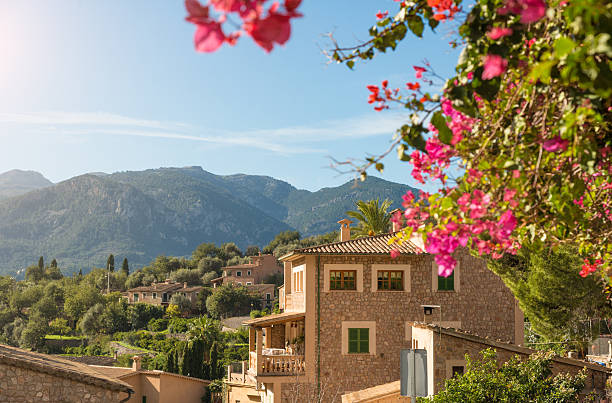 fornalutx-vista a las colinas a - fornalutx majorca spain village fotografías e imágenes de stock