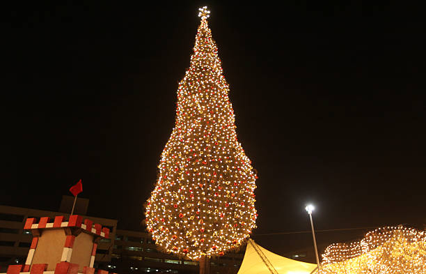 Christmas Tree big Christmas tree lit up. crown center kansas city stock pictures, royalty-free photos & images