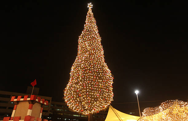 Christmas Tree big Christmas tree lit up. crown center kansas city stock pictures, royalty-free photos & images