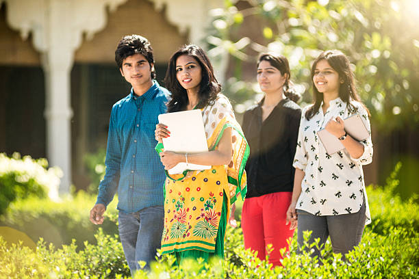 jeune indienne sorties d'étudiants sur le campus - multi ethnic group flash photos et images de collection