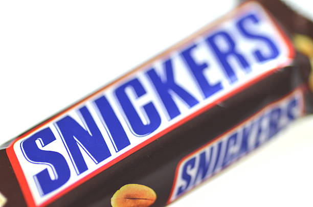 snickers tabliczka czekolady na białym tle - snickers bar bar chocolate chocolate candy zdjęcia i obrazy z banku zdjęć