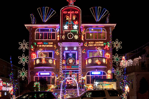 lusso brooklyn casa con luci di natale di notte, new york. - christmas lights wreath christmas blue foto e immagini stock