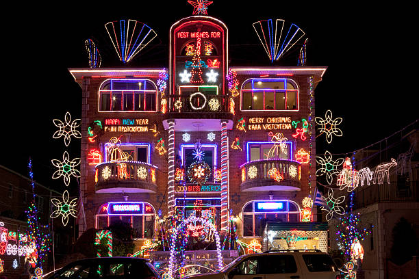casa de luxo com luzes de natal de brooklyn, à noite, nova iorque. - christmas lights wreath christmas blue imagens e fotografias de stock