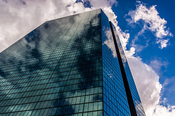 blick auf das john hancock-gebäude in boston, massachusetts - hancock building stock-fotos und bilder