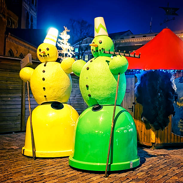 istock Street waste bin decorated as christmas snowman 529253989