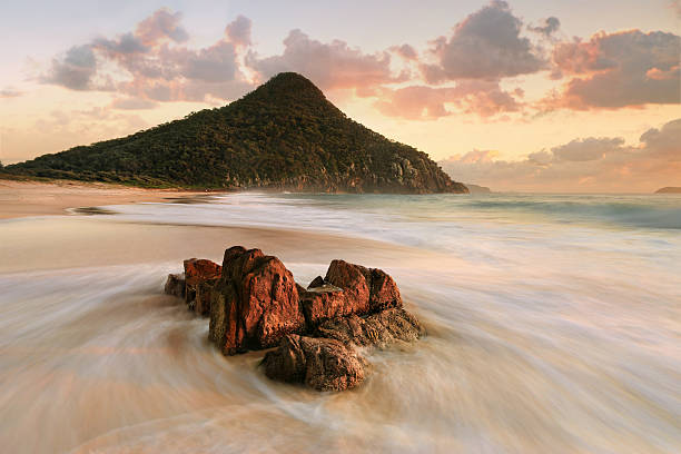 port stephens zenith la plage au lever du soleil du tourisme - port stephens new south wales australia coastline photos et images de collection