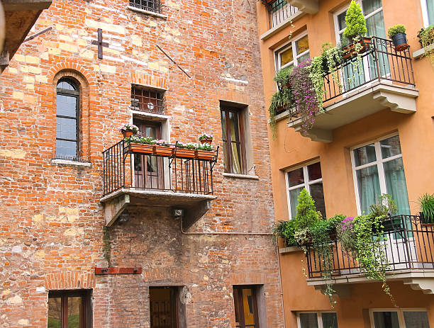 ventanales y balcones en el patio. verona, italia - capulet fotografías e imágenes de stock