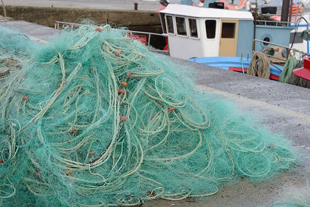 barco trawl - commercial fishing net netting fishing striped fotografías e imágenes de stock