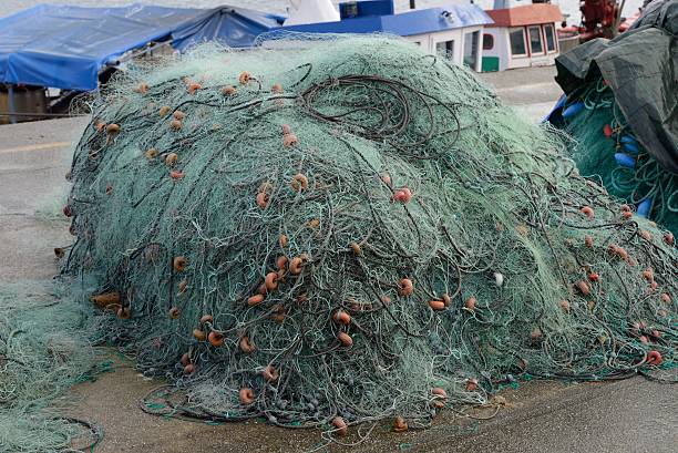 barco trawl - commercial fishing net netting fishing striped fotografías e imágenes de stock